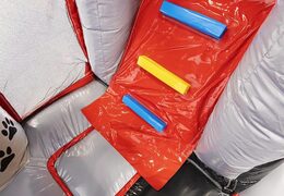 Ordene un cojín de aire inflable con tobogán en un tema de animales con un perro grande para niños