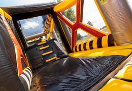 Curso de asalto temático de megavoltaje en JB Inflatables