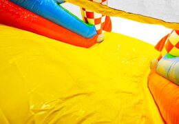 Ordene una carrera de obstáculos inflable de 13 m en un tema de Cómic para niños. Compre pistas americanas inflables ahora en línea en JB Hinchables España