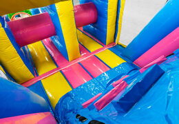 Ordene 13 metros larga pista americanas inflable en tema Flamingo para niños. Compre pistas americanas inflables ahora en línea en JB Hinchables España