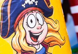 Se vende castillo hinchable con tobogán y objeto de juego