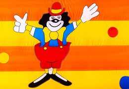 Payaso en colores alegres en inflable