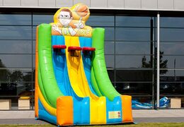 Juego inflable con colores verde, amarillo, azul y naranja.