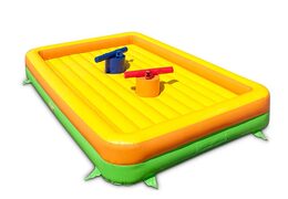 Los gladiadores juegan uno contra el otro en un castillo hinchable