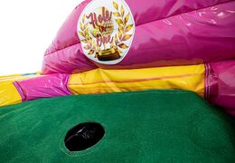 Castillo hinchable de colores alegres con campo de golf