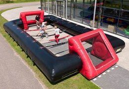 Juego de futbolín con gente viva.