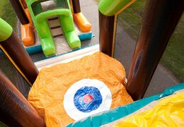 Salta en un castillo hinchable con carrera de obstáculos