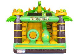 Castillo hinchable con obstáculos y tobogán en el tema Dino Park