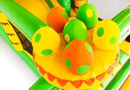Huevos de dinosaurio en un castillo hinchable de JB Inflatables