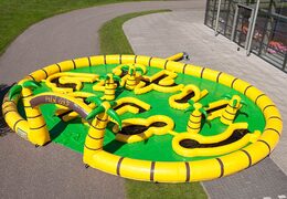 Juego de olas en un castillo hinchable