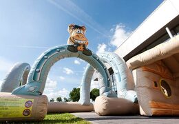 Pista de carreras móvil con tema occidental