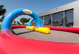 Pista de carreras de color azul, amarillo y rojo.