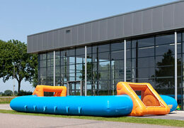 Obtenga un futbolín inflable azul naranja con un exclusivo sistema de deslizamiento de embarque en línea ahora. Pida un futbolín inflable en JB Inflatables Países Bajos