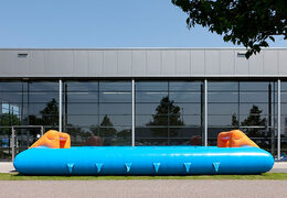 Compre un futbolín inflable azul naranja con un exclusivo sistema de tobogán para niños. Pida ahora un futbolín inflable en línea en JB Inflatables Países Bajos