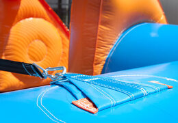 Ordene el futbolín inflable azul naranja con un exclusivo sistema de deslizamiento de embarque para niños. Compre futbolines inflables ahora en línea en JB Inflatables Holanda