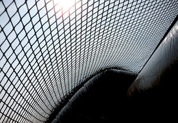 Solicite un exclusivo futbolín inflable rojo negro para niños. Pida ahora un futbolín inflable en línea en JB Inflatables Países Bajos