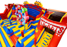 Interior de Slideworld en el tema de montaña rusa