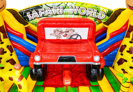 Coche tobogán inflable rojo en castillo hinchable con tema safari