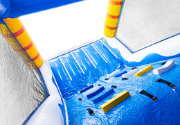 Circuito de obstáculos modular con tema de surf y pared de escalada