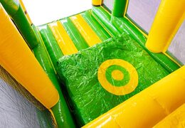 Colchón inflable verde para saltar circuito de obstáculos modular