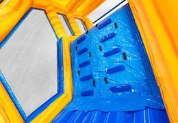 Pared de escalada del módulo de salto base en el circuito de obstáculos