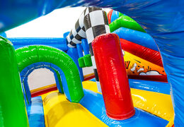 Arcos verdes y azules y pilares rojos en castillo inflable multiplay tema cómic