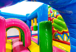 Arcos rosados y pilares verdes interior colorido de Multiplay Ibiza