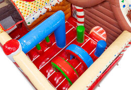 Interior del castillo hinchable Multiplay con arcos, columnas y sacos de golpear