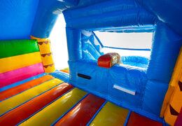Interior del castillo hinchable Dubbelslide Slide Combo en azul, amarillo y naranja