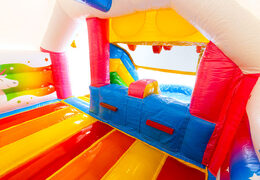 Interior del castillo hinchable Double Slide Combo, azul amarillo naranja