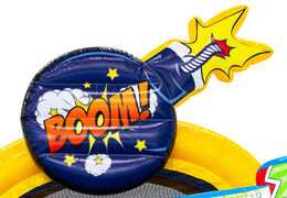 Figura en 3D en el castillo hinchable Dubbelslide, tema de cómic con bomba de dibujos animados