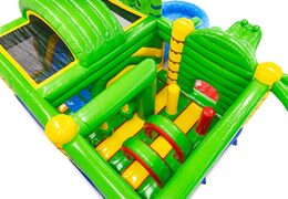 Interior del castillo hinchable con arcos, columnas y sacos de boxeo en venta en JB