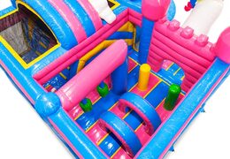 Interior del castillo hinchable con arcos, pilares y sacos de boxeo en venta en JB