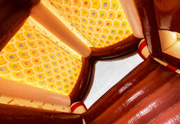 Techo del castillo hinchable cubierto decorado como casa de jengibre en el tema de jengibre