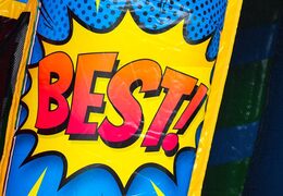 Compra el castillo hinchable A-frame Super Comic con diseño de tiras cómicas, perfecto para empresas de alquiler