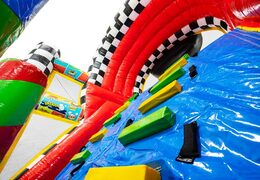 Pista de obstáculos inflable en estilo cómic con colores vibrantes