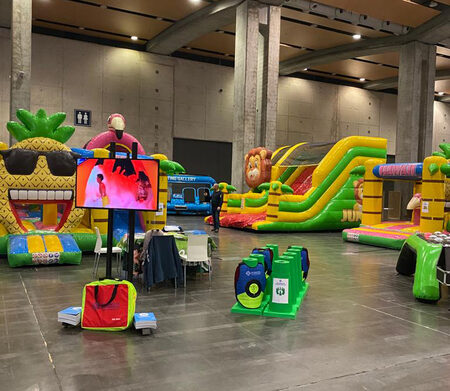 JB inflatables staat op de INDUFERIAS + HINCHALIA beurs in Valencia met springkussens en meer