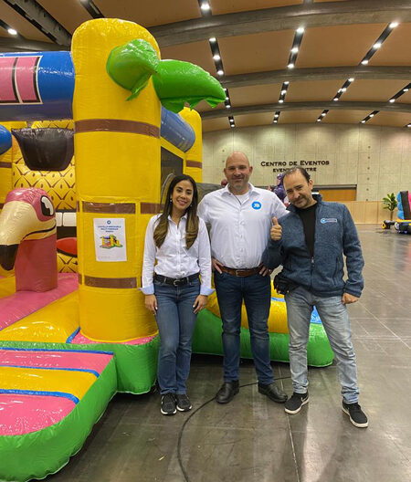 JB Inflatables met het personeel op de foto tijdens de springkussens beurs in Valencia spanje