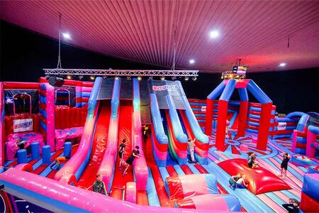 Parque inflable de trampolines Bounce Valley Eindhoven en rosa y azul en línea en JB-Hinchables
