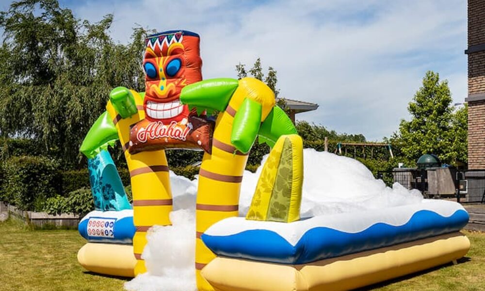 Ordene un gran castillo inflable con burbujas abiertas con espuma en el tema tropical hawaii para niños. Compre castillos inflables en línea en  JB Hinchables España