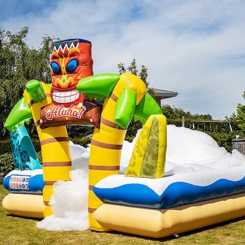 Ordene un gran castillo inflable con burbujas abiertas con espuma en el tema tropical hawaii para niños. Compre castillos inflables en línea en  JB Hinchables España