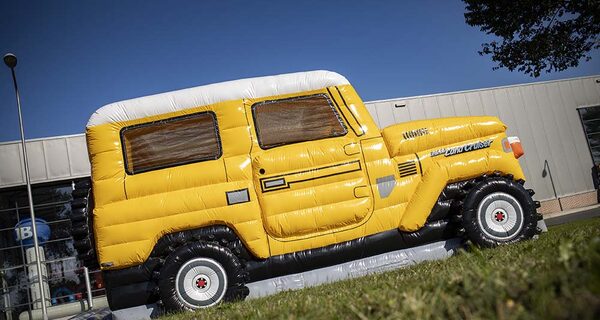 Castillo hinchable Toyota Land Cruiser Autobedrijf van der Linde personalizado hecho con su propia identidad corporativa en JB Hinchables España. Compre castillos hinchables promocionales en línea de todas las formas y tamaños