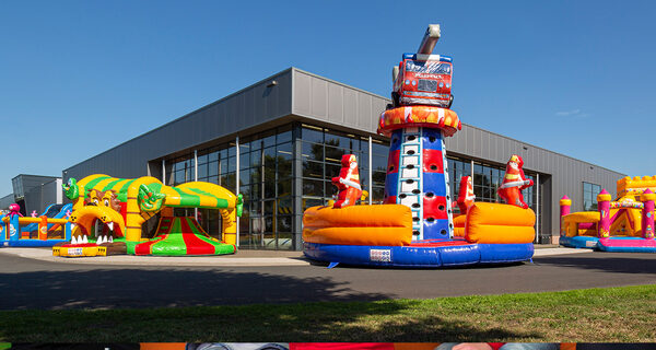 Opblaasbare springkussen, glijbanen en nog veel meer kopen bij JB inflatables
