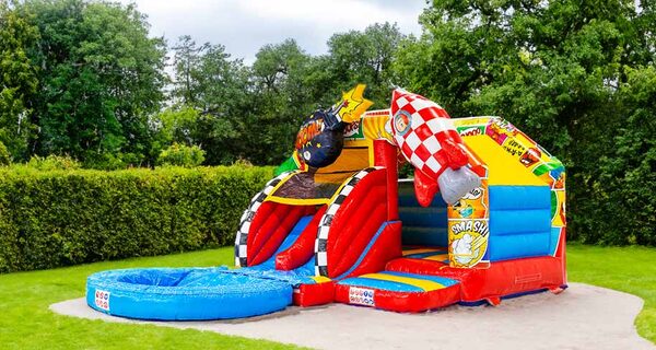 Banner para la entrada del blog sobre castillos hinchables con doble tobogán