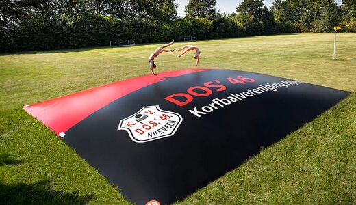 Compre el montaña aérea inflable hecho a medida en el tema de la asociación. Ordene las montañas aéreas inflables ahora en línea en JB Hinchables España