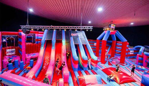 Parque inflable de trampolines Bounce Valley Eindhoven en rosa y azul en línea en JB-Hinchables
