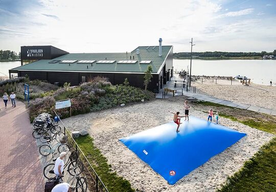 Montaña aérea inflable azul hecho a medida en JB Hinchables España; especialista en artículos publicitarios inflables como montañas aéreas personalizados