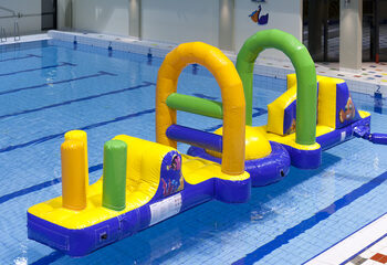 Ordene una carrera única de aventuras inflables herméticas en el mundo marino para jóvenes y mayores. Compra juegos de piscina hinchables ahora online en JB Hinchables España