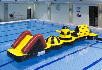 Piscina inflable de carrera de aventura con objetos de obstáculos desafiantes para jóvenes y mayores. Ordene juegos de piscina inflables ahora en línea en JB Hinchables España