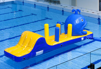 Carrera de obstáculos inflable Whale Run con divertidos obstáculos en 3D para jóvenes y mayores. Ordene carreras de obstáculos inflables en línea ahora en JB Hinchables España